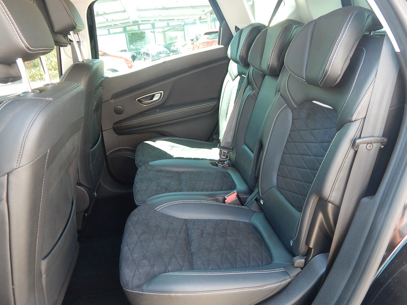 Renault Scenic TCe 140 Black Edition - Samsaru's Car Outlet