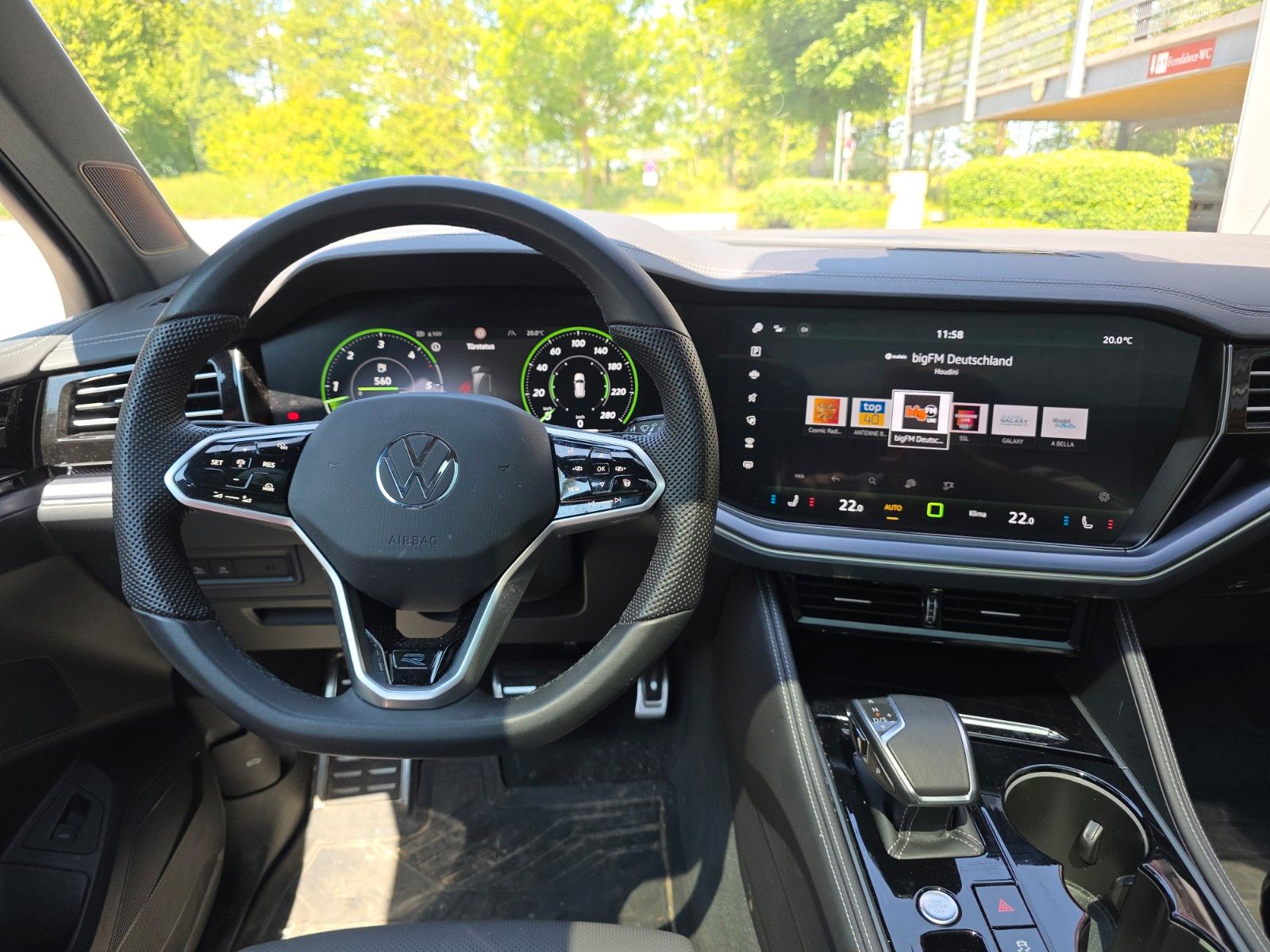 Volkswagen Touareg 3.0 TDI 4Motion R-Line - Samsaru's Car Outlet