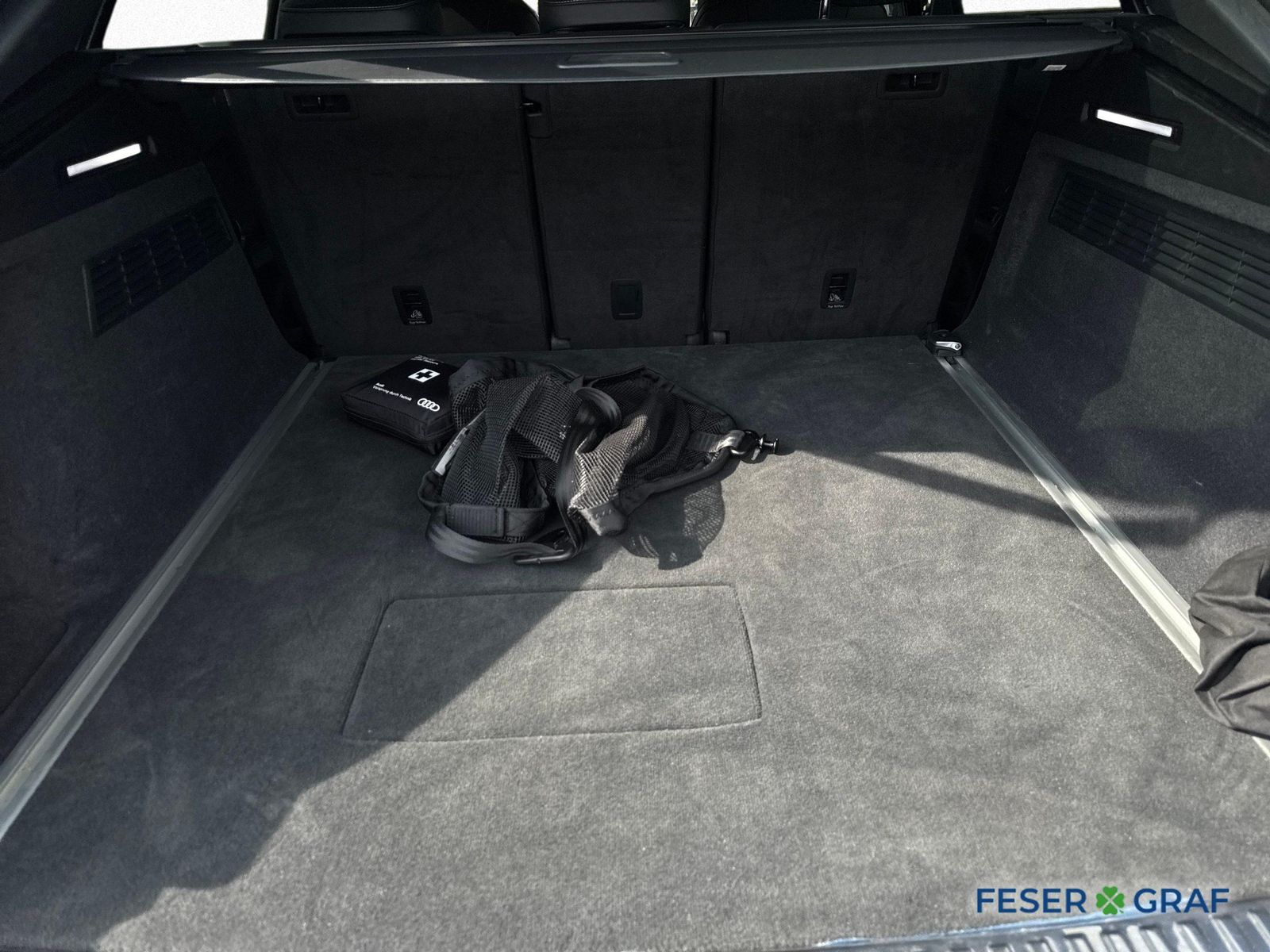 Audi Q8 SUV TFSI e 60 quattro - Samsaru's Car Outlet