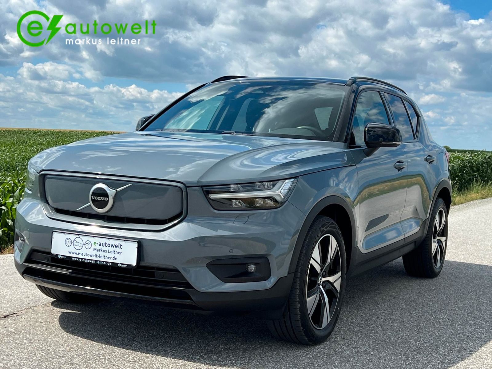 Volvo XC40 Recharge P8 AWD R-Design - Samsaru's Car Outlet