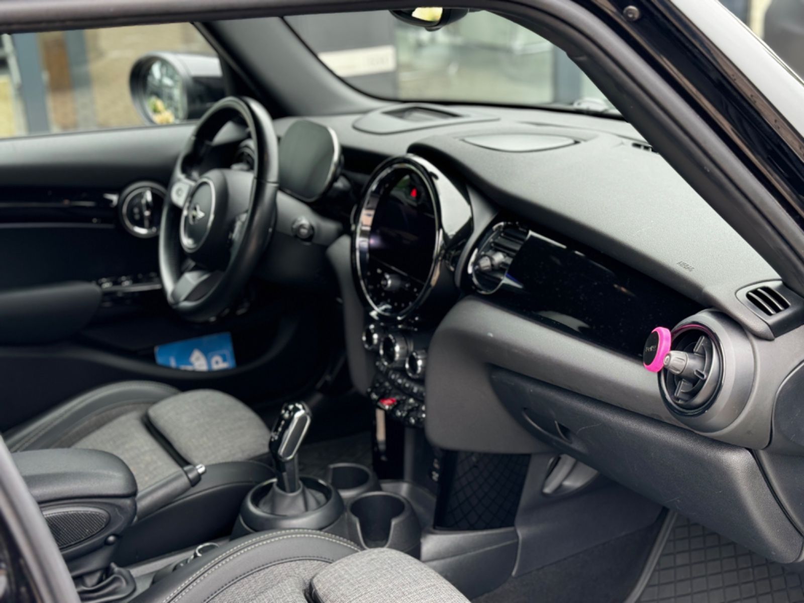 MINI Cooper - Samsaru's Car Outlet