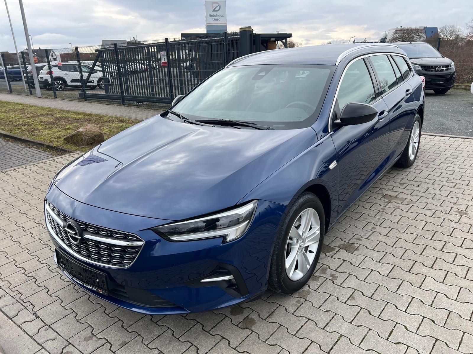 Opel Insignia 2.0 D Elegance Aut. - Samsaru's Car Outlet