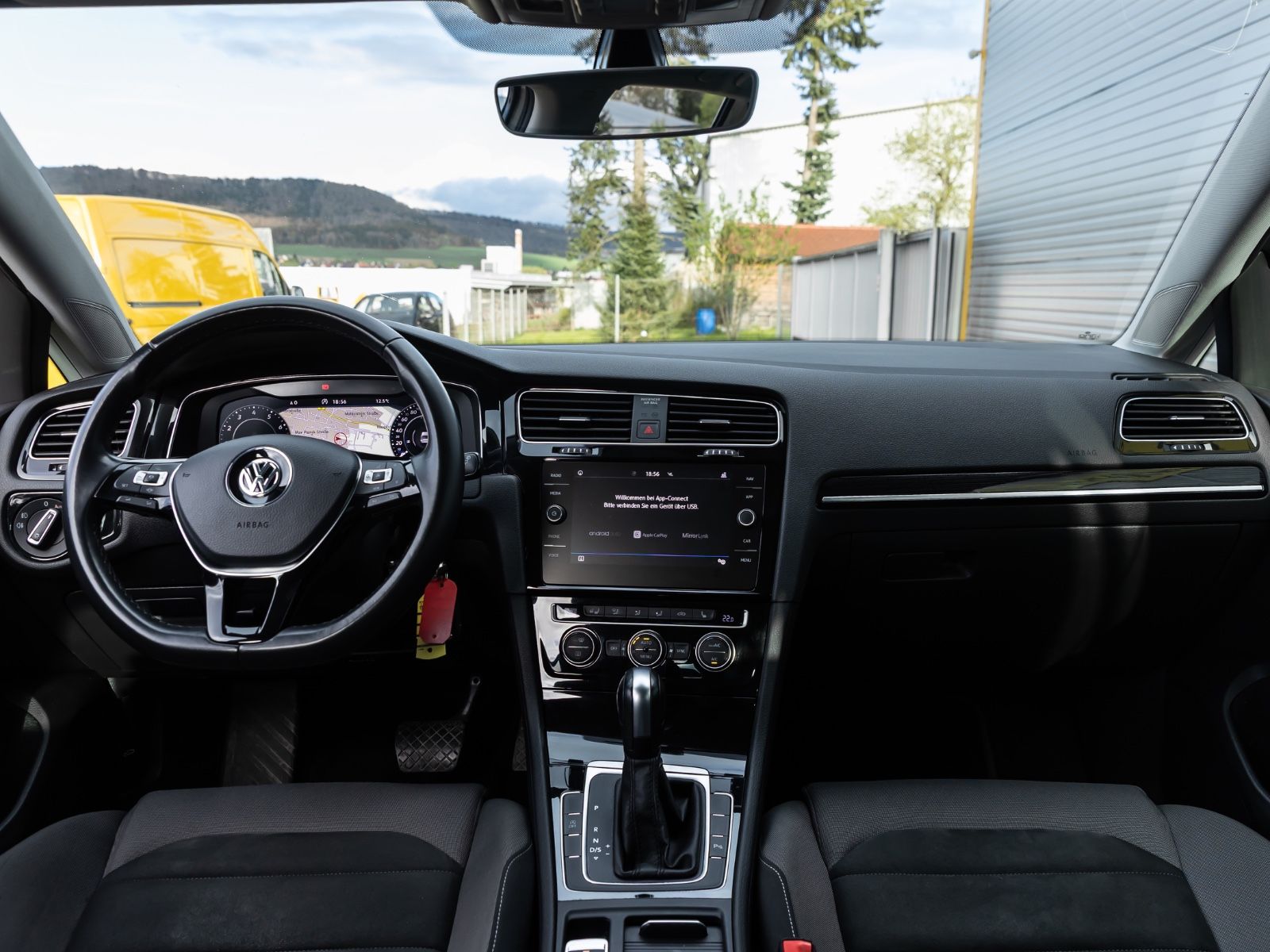 Volkswagen Golf VII 1.5TSI Highline - Samsaru's Car Outlet