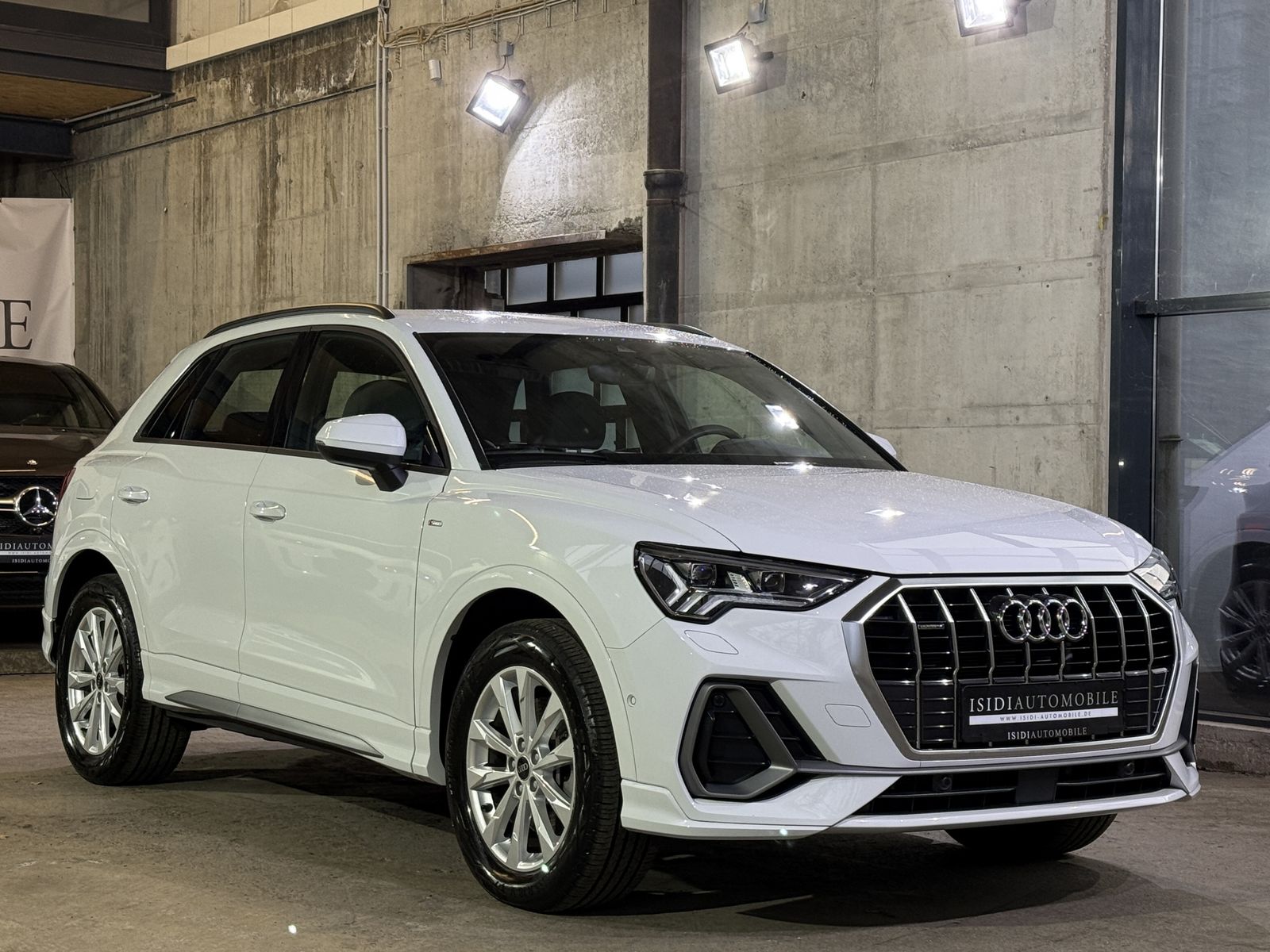 Audi Q3 45 S line - Samsaru's Car Outlet