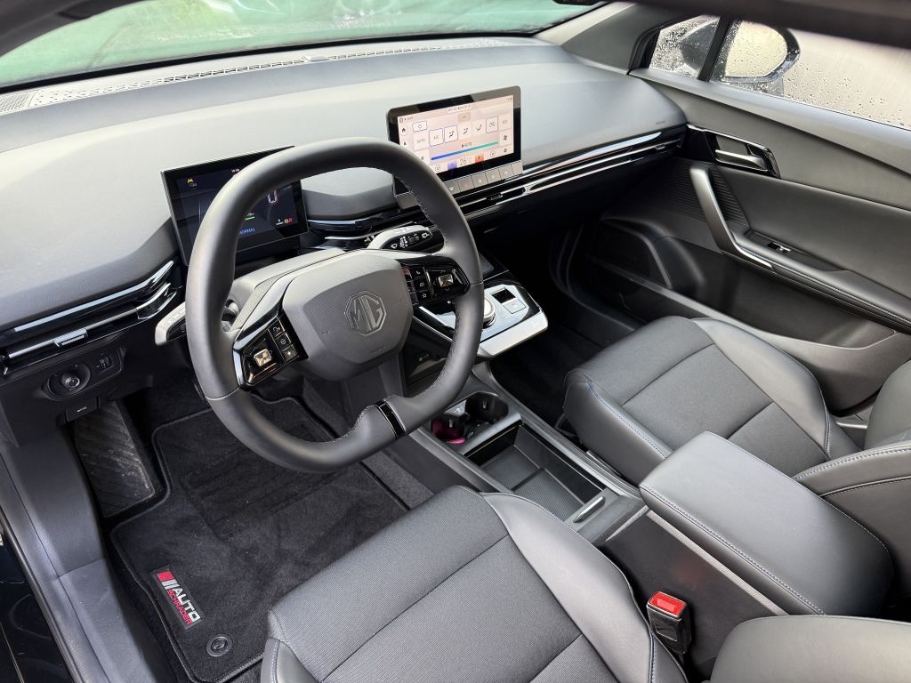 MG4 Luxury MY23 LRH/SHZ/AAC/KAMERAS/PDC/LED