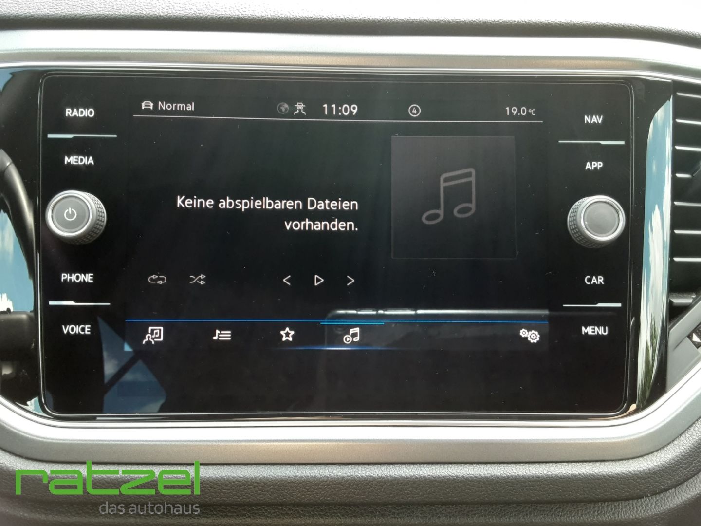 Volkswagen T-Roc 1.5 TSI DSG Active+ - Samsaru's Car Outlet