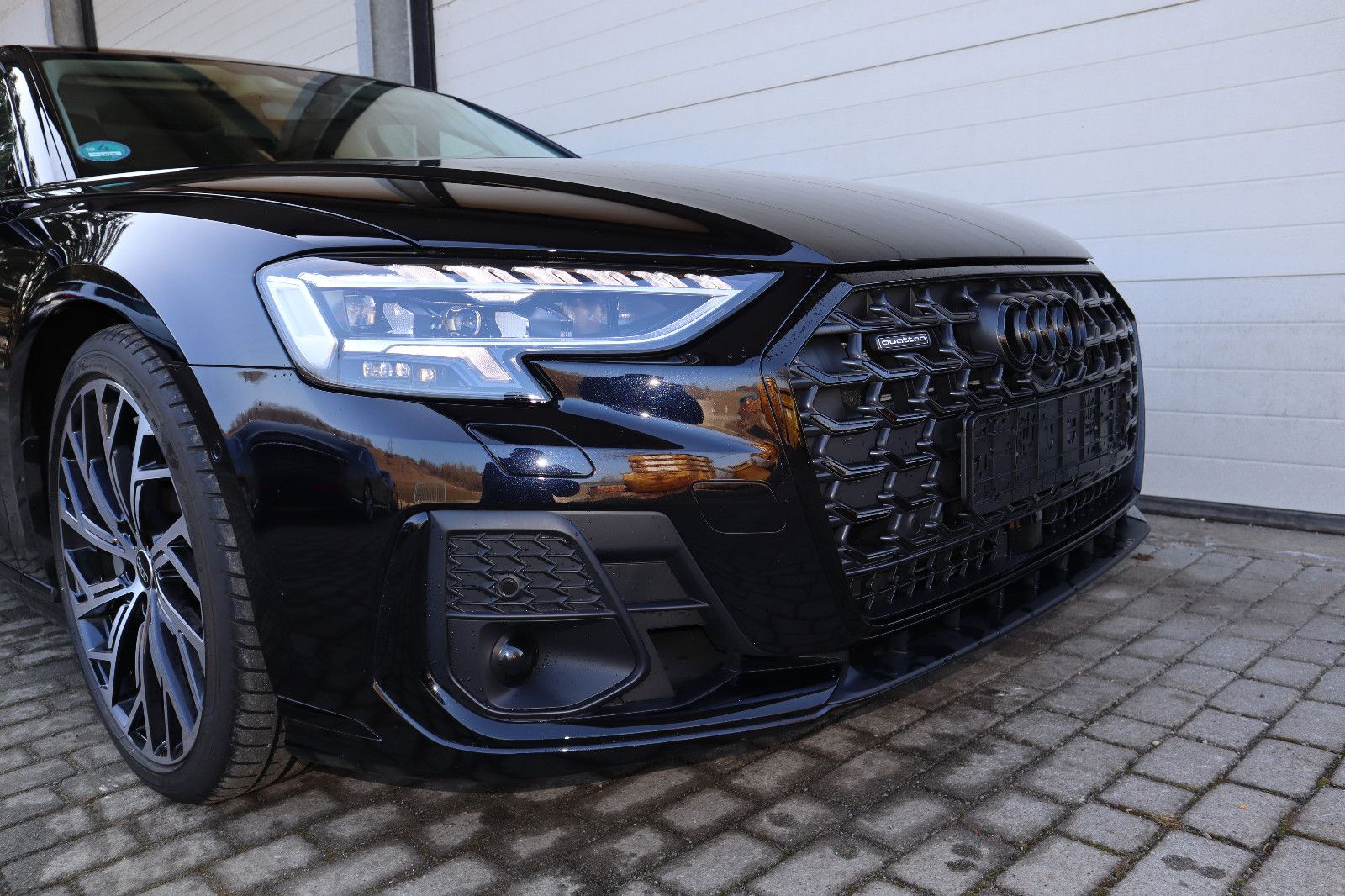Audi A8L 60 TFSIe lang exclusive M.25/BLACK-P./S-LINE" → "Audi A8L 60 TFSIe lang exclusive S-LINE - Samsaru's Car Outlet