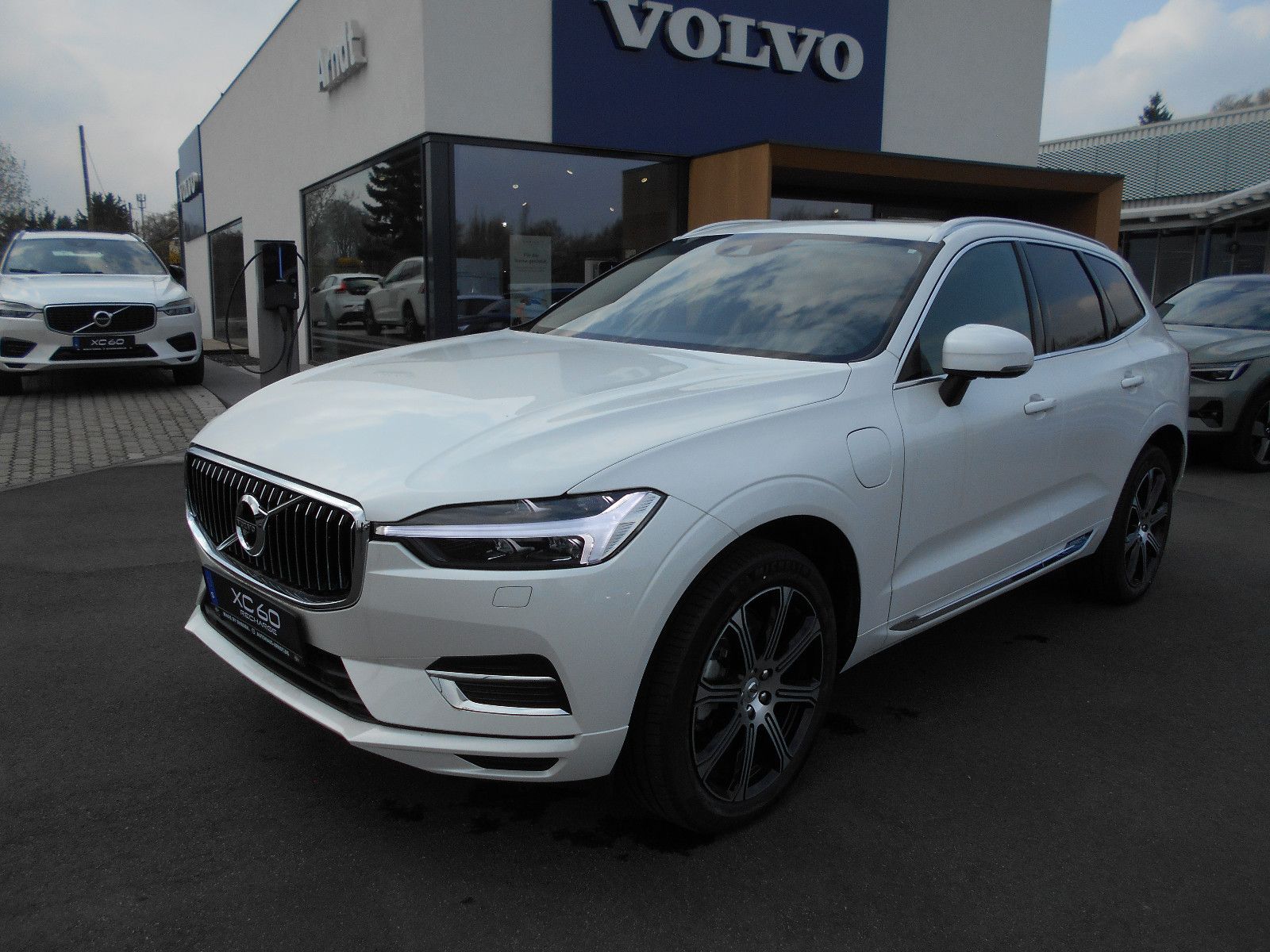 Volvo XC60 Inscription T6 Recharge Plug-In Hybrid AWD - Samsaru's Car Outlet