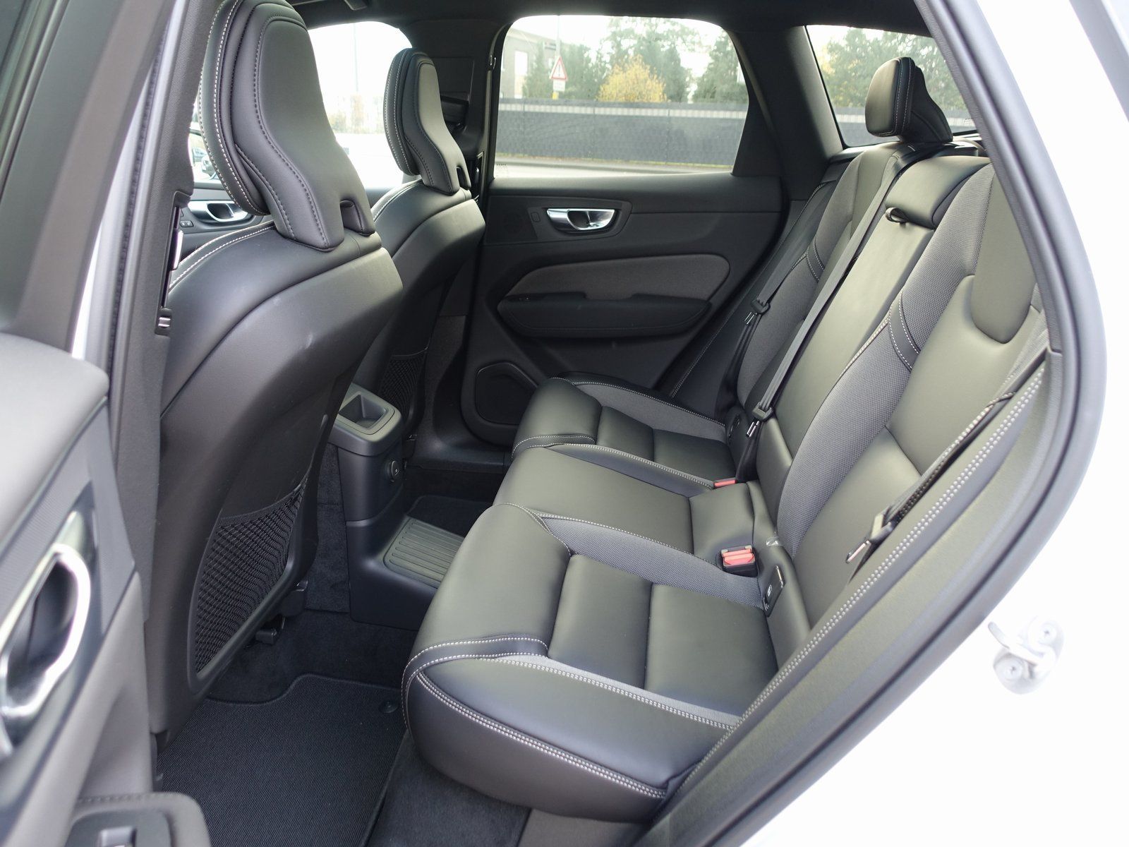 Volvo XC60 T6 Black Edition Plus Dark 360°/AHK/22"