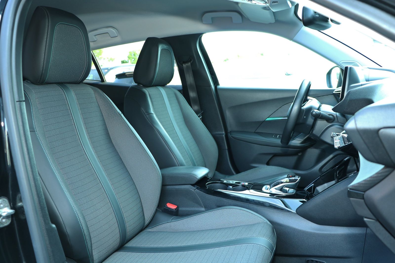 Peugeot E-2008 e-Allure - Samsaru's Car Outlet