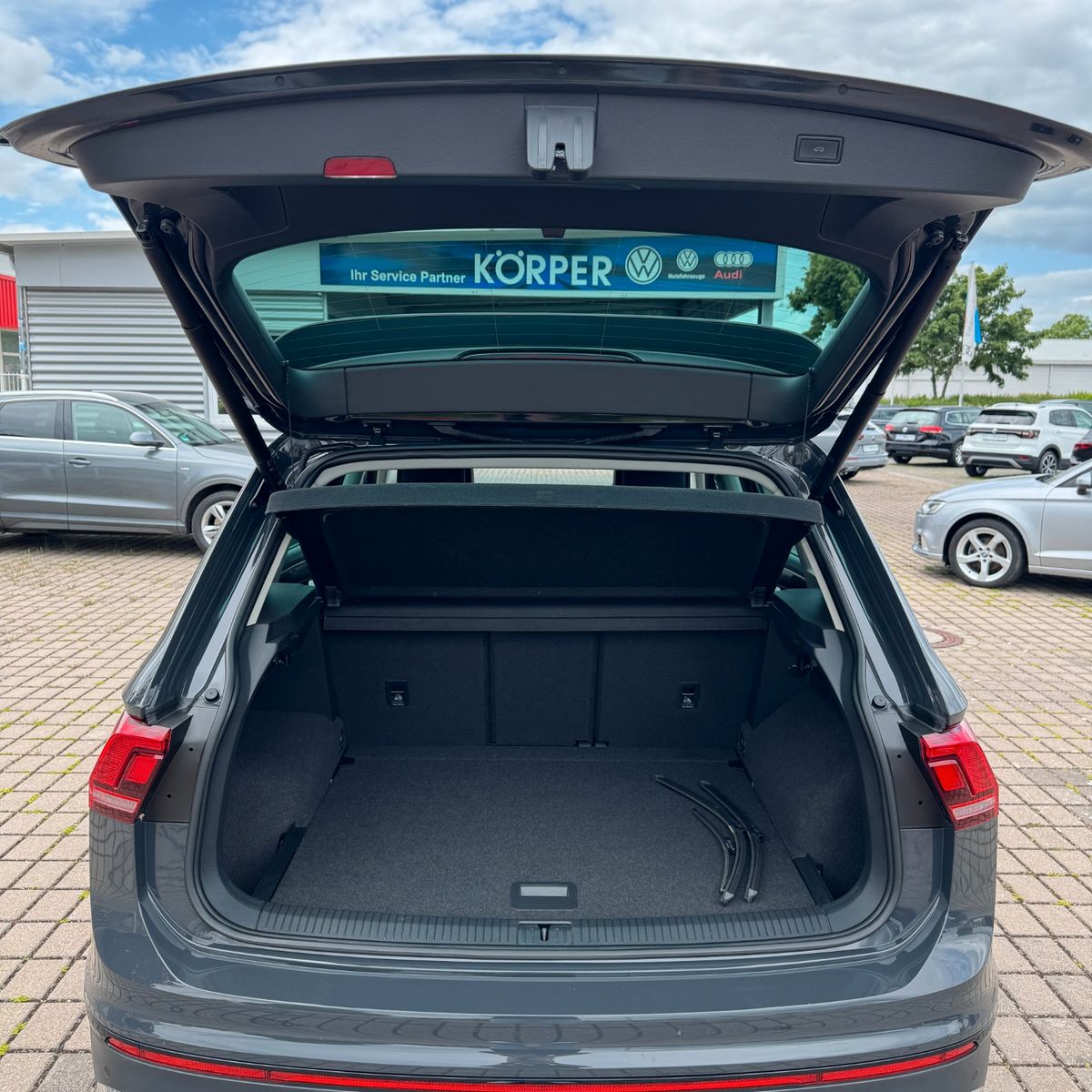 Volkswagen Tiguan Life - Samsaru's Car Outlet