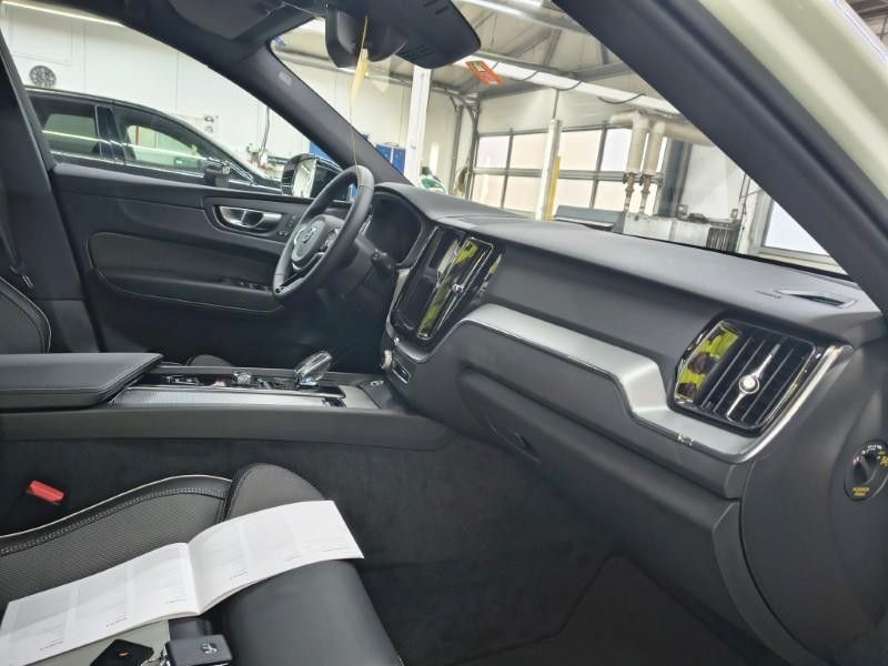 Volvo XC60 B5 Benzin AWD Dark Aut/HeadUp/AHK/LUFTF/21"