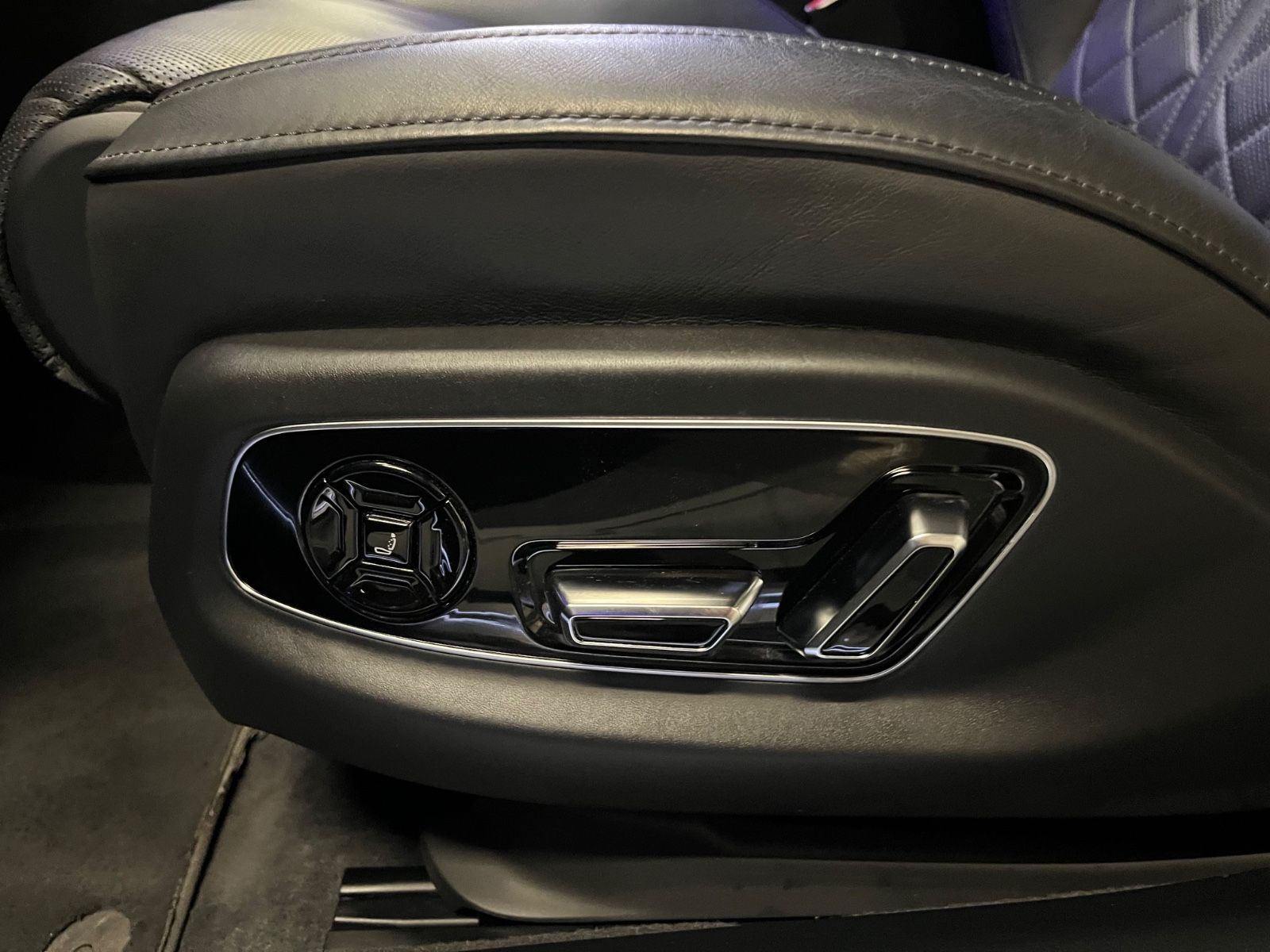 Audi A8 50 TDI L quattro - Samsaru's Car Outlet