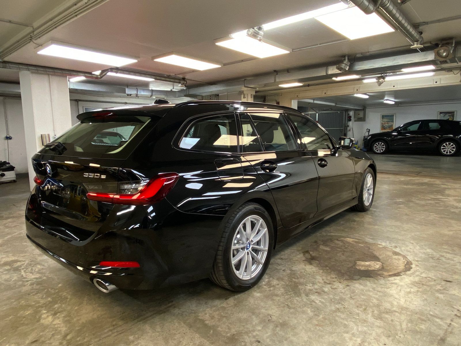 BMW 330e Touring - Samsaru's Car Outlet