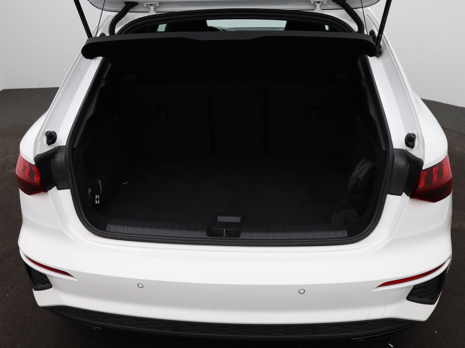 Audi A3 Sportback S-Line 45TFSIe S-tronic / Navi, AHK