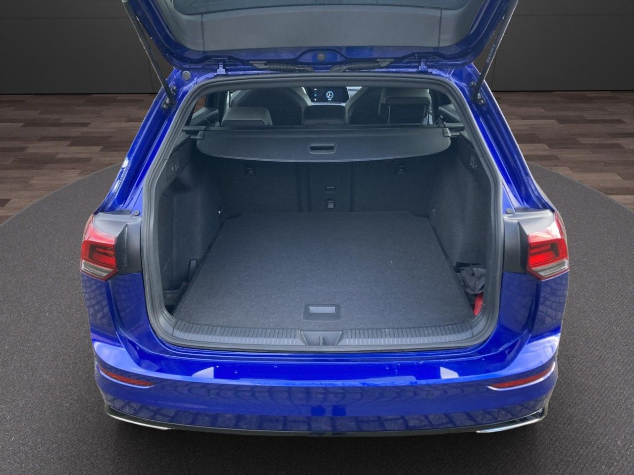 Volkswagen Golf VIII 1.5 eTSI DSG R-Line - Samsaru's Car Outlet