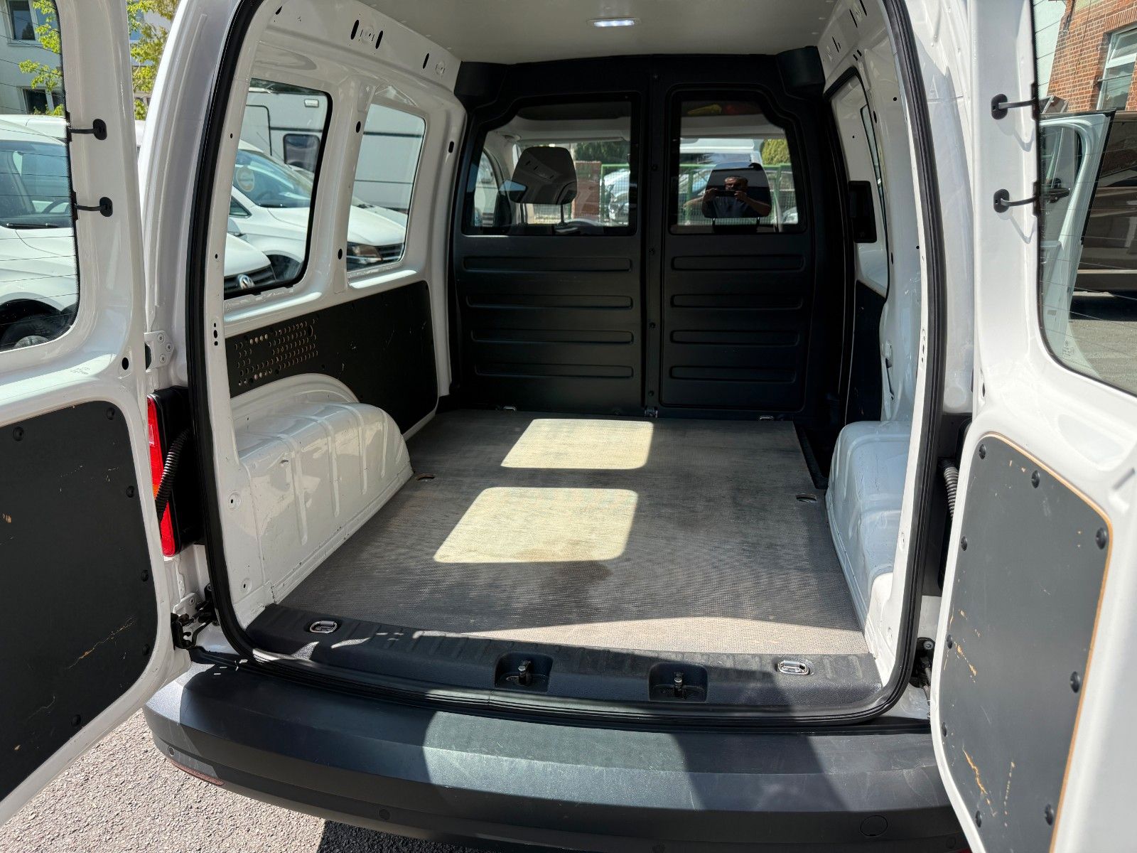Volkswagen Caddy - Samsaru's Car Outlet