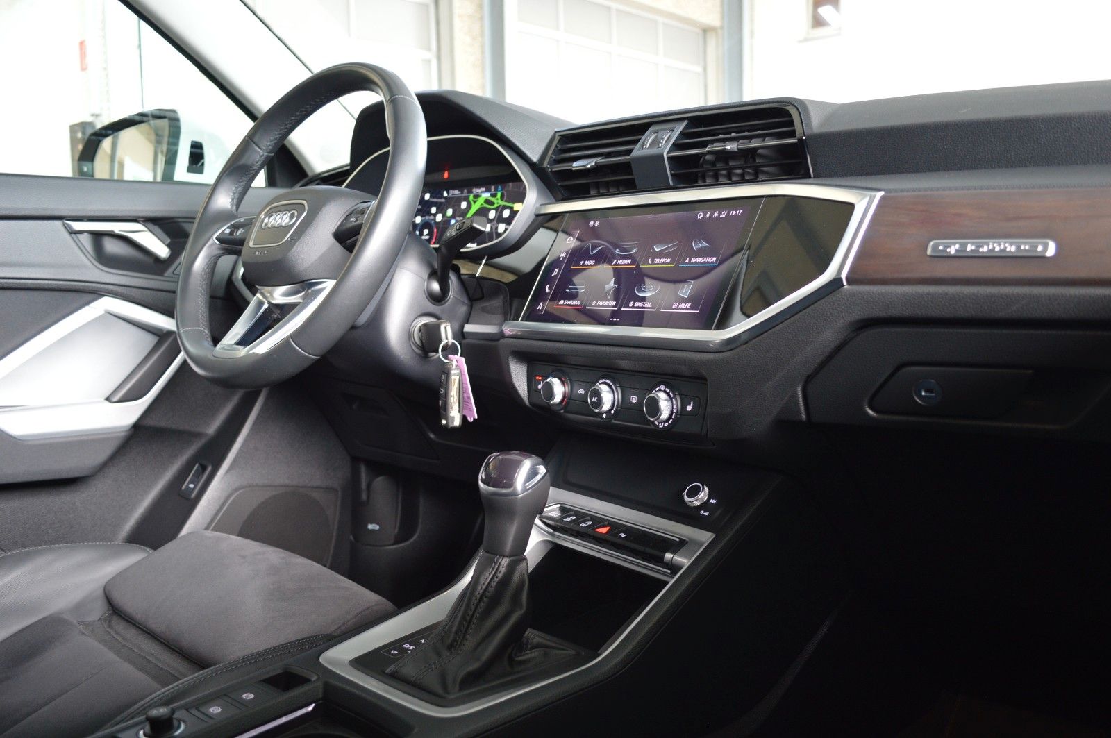Audi Q3 35 TDI quattro - Samsaru's Car Outlet