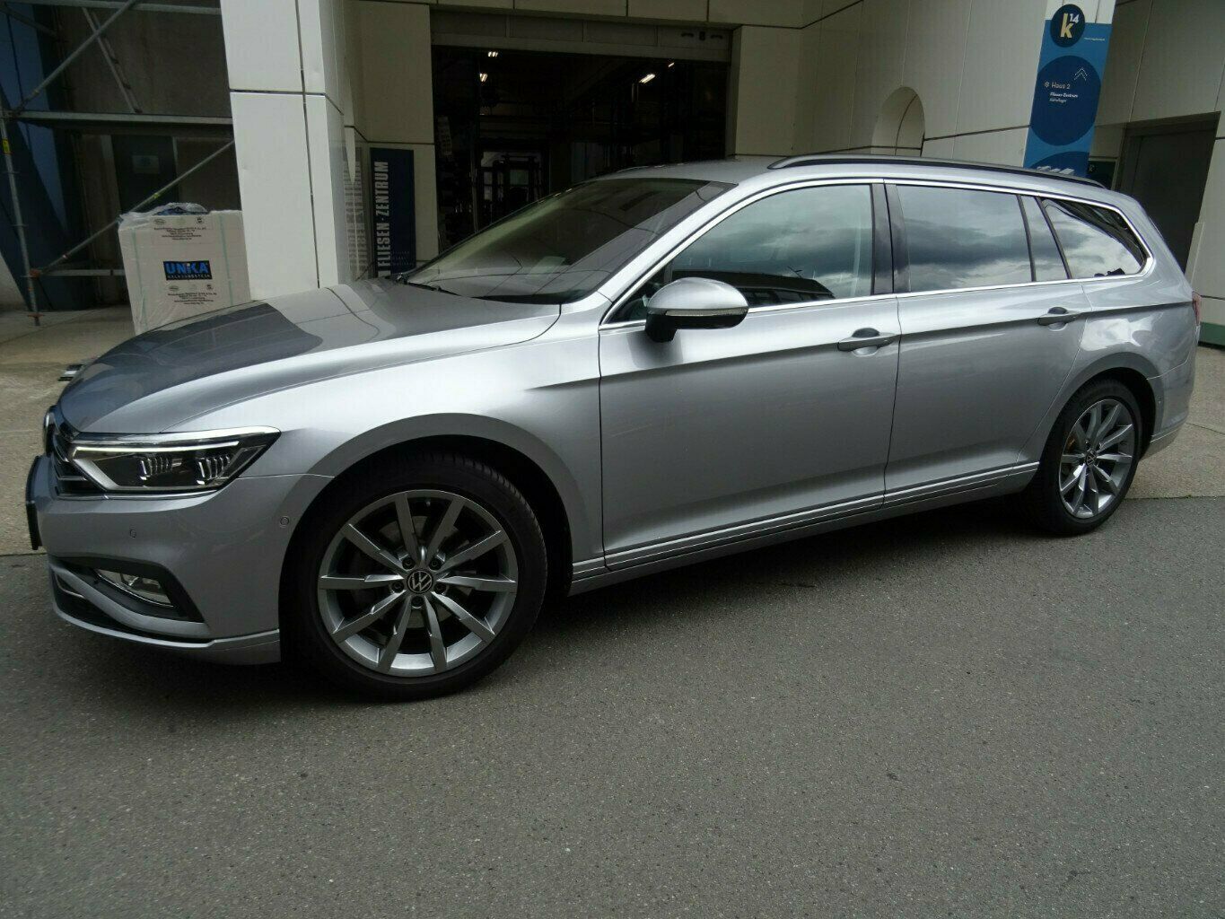 Volkswagen Passat Variant 2.0 TDI Autom - Samsaru's Car Outlet