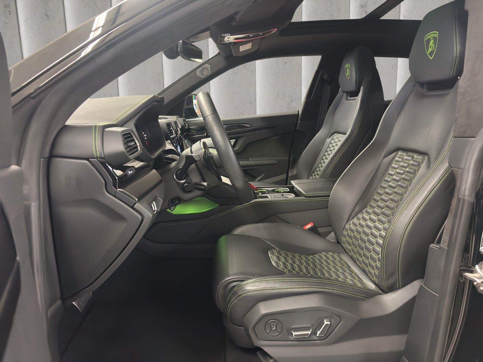 Lamborghini Urus 4.0 V8 - Samsaru's Car Outlet
