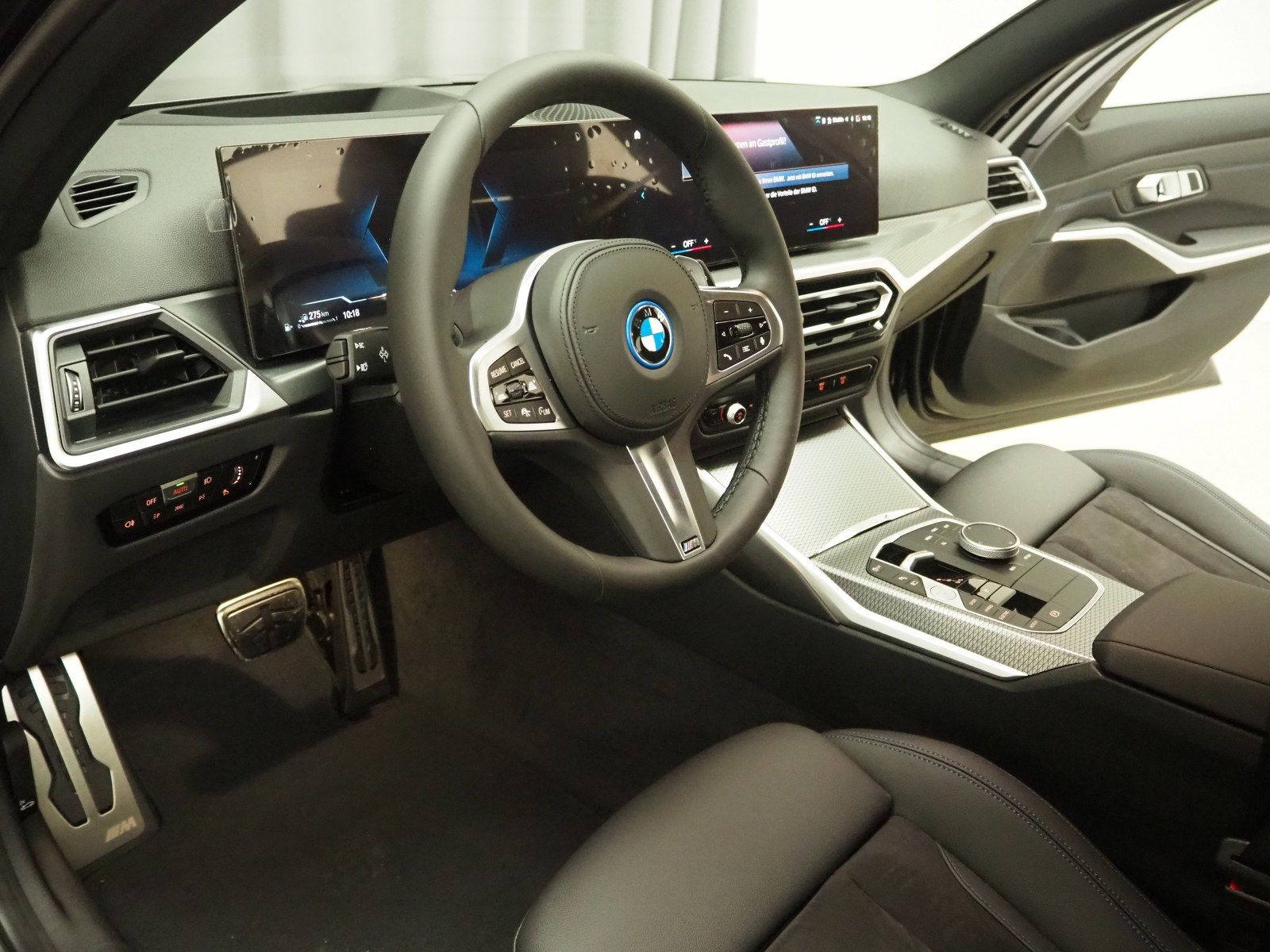 BMW 330e xDrive Touring (M-Sport Navi LED AHK HUD)