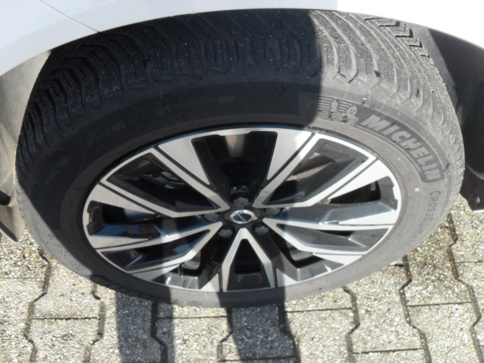 Volvo XC 60 B4 Plus Dark - Samsaru's Car Outlet
