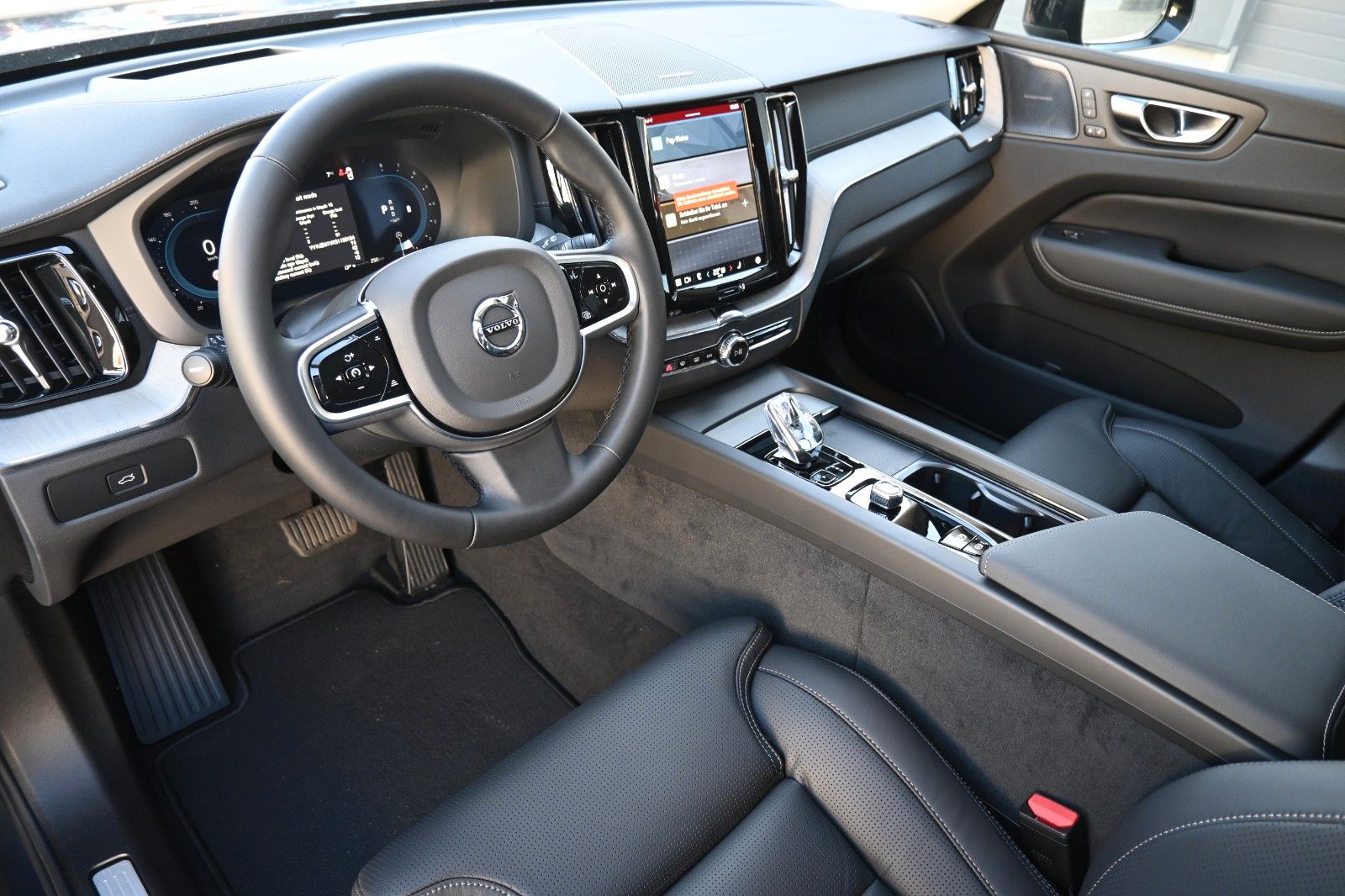 Volvo XC60 B5 B AWD Ultra Dark*PANO*360°*LUFT*ACC*AHK