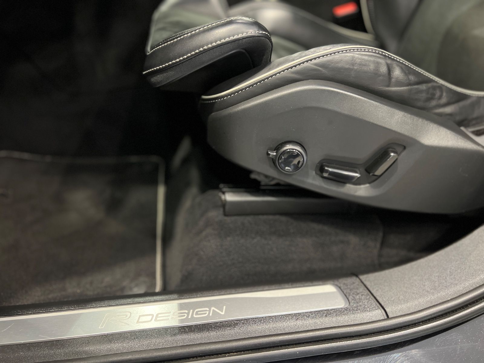 Volvo XC90 R Design AWD - Samsaru's Car Outlet