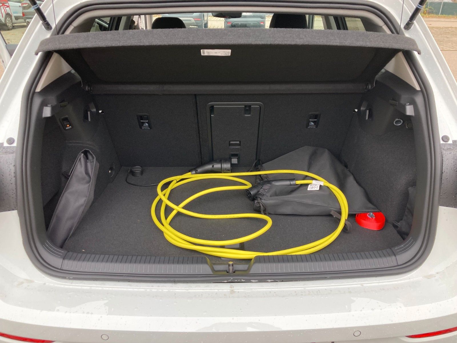 Volkswagen Golf VIII Lim. Style eHybrid - Samsaru's Car Outlet