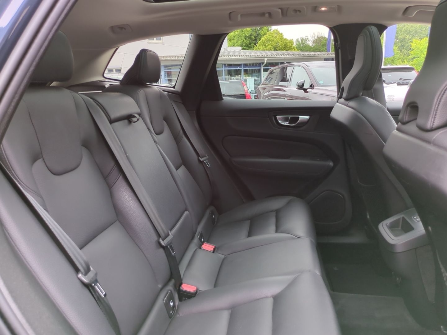 Volvo XC60 Plus Dark B5 AWD Pano Leder Navi LED ACC Di