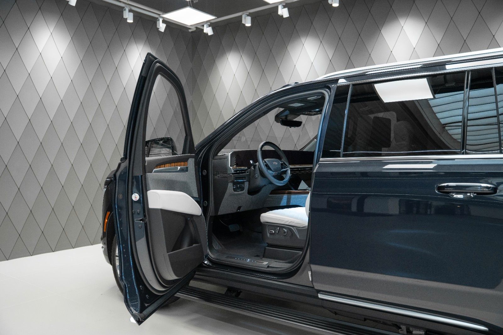 Cadillac Escalade ESV2025 FACELIFT 4WD LUX PRM GREY/BEIGE