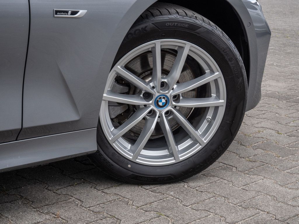 BMW 330e Touring - Samsaru's Car Outlet