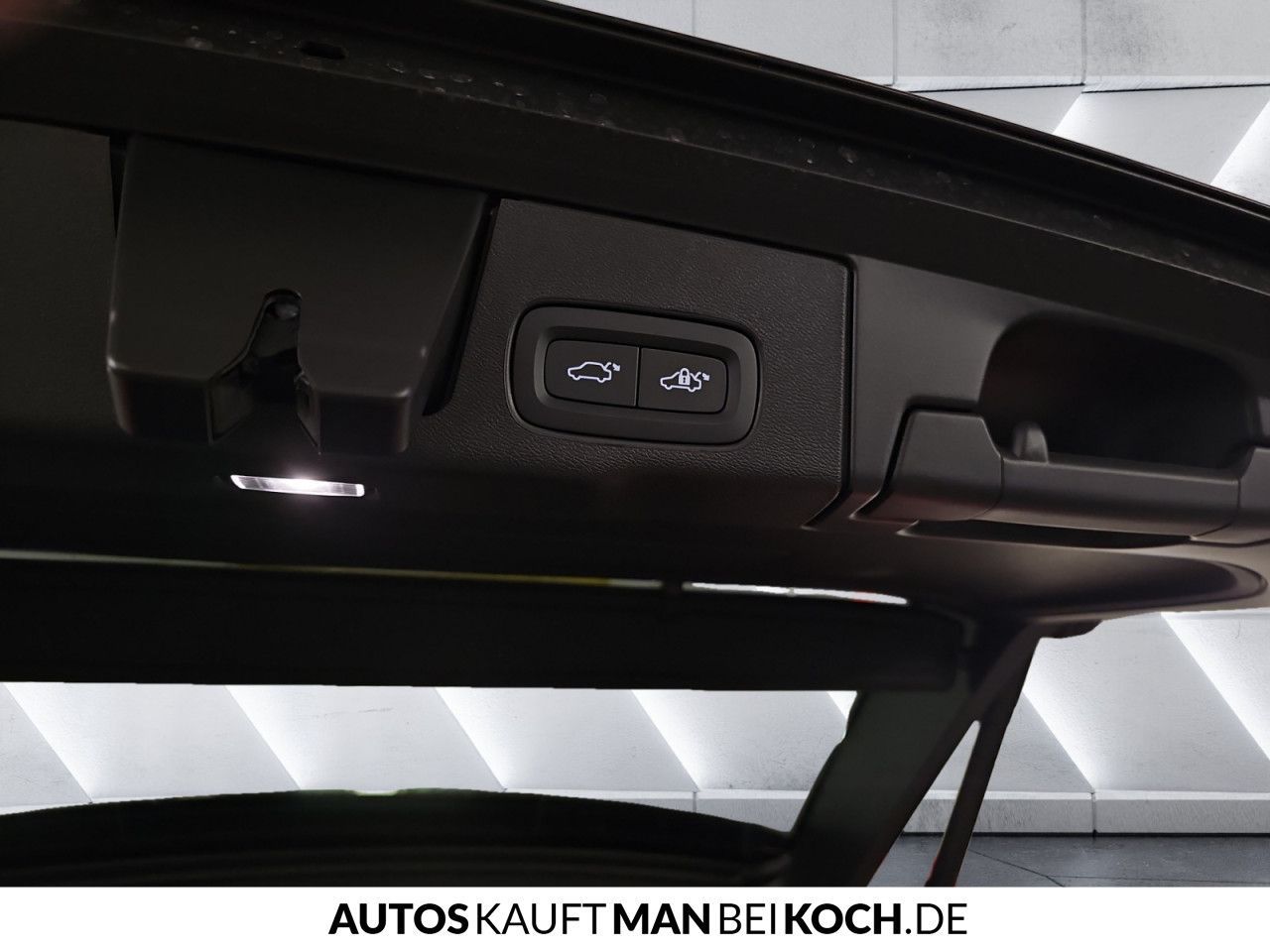 Volvo XC60 T6 AWD Plug-in Hybrid Ultra Dark - Samsaru's Car Outlet
