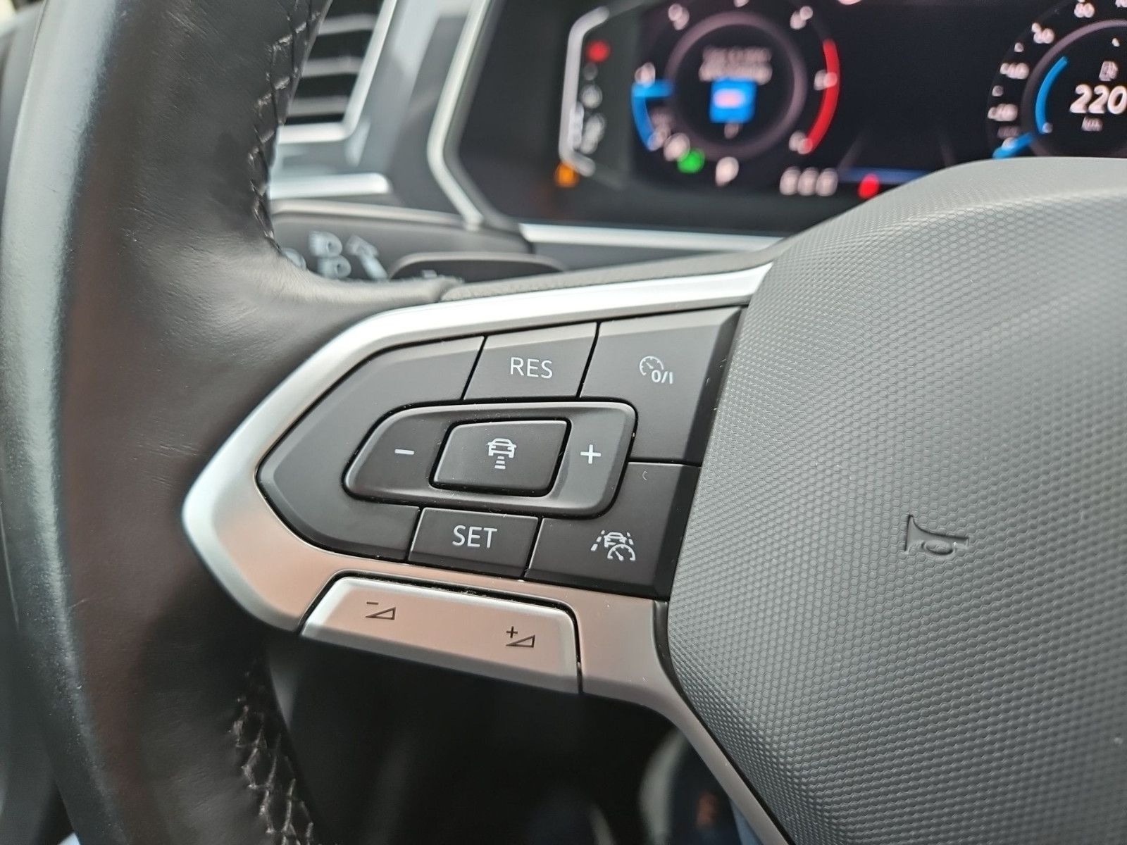 Volkswagen Tiguan 2.0 TDI Elegance 4Motion/NAVI/AHK/Matrix