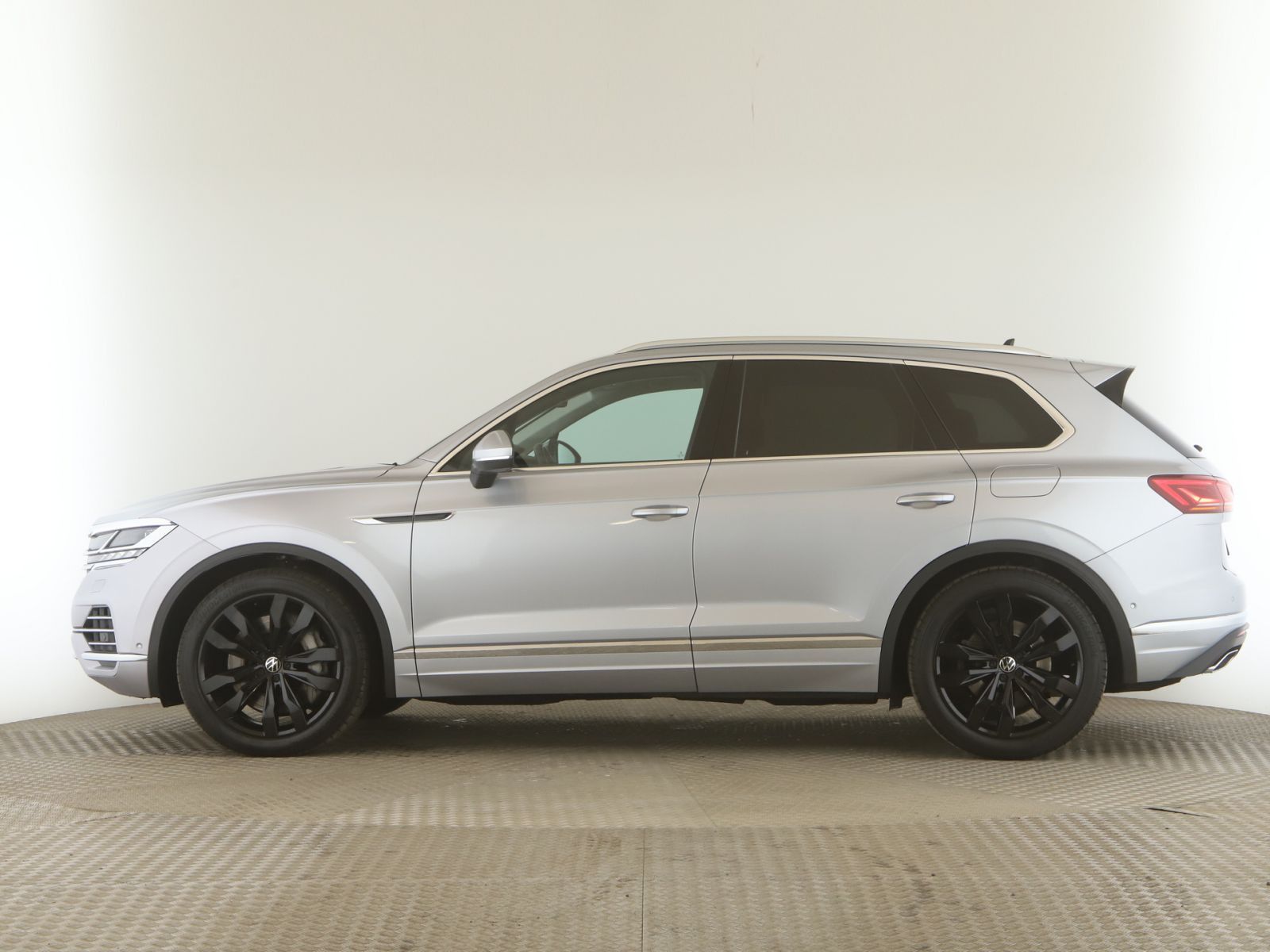 Volkswagen Touareg 3.0 TSIe Elegance 4M - Samsaru's Car Outlet