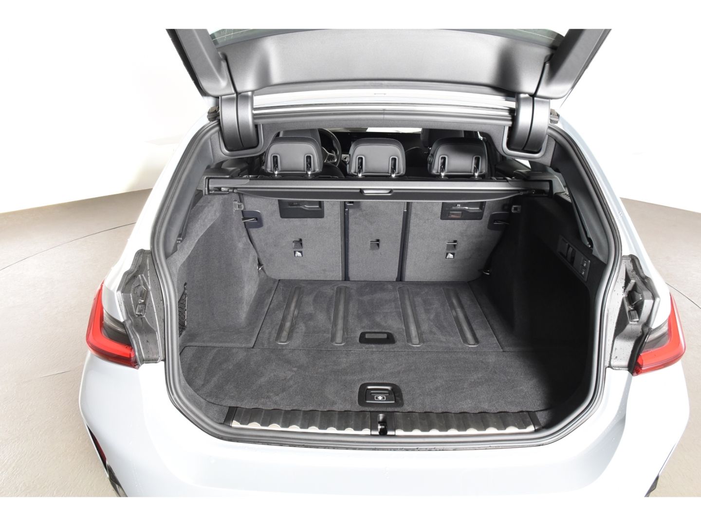 BMW 320 d xDrive Touring M Sport - Samsaru's Car Outlet