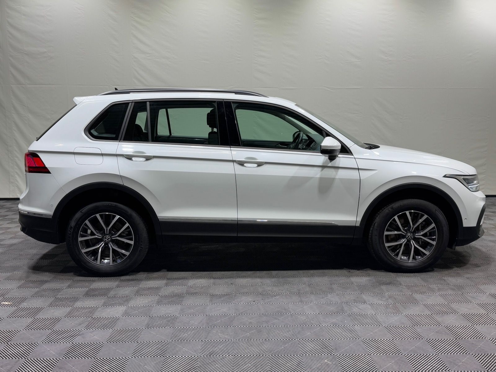 Volkswagen Tiguan Life 1.4 TSI eHybrid - Samsaru's Car Outlet