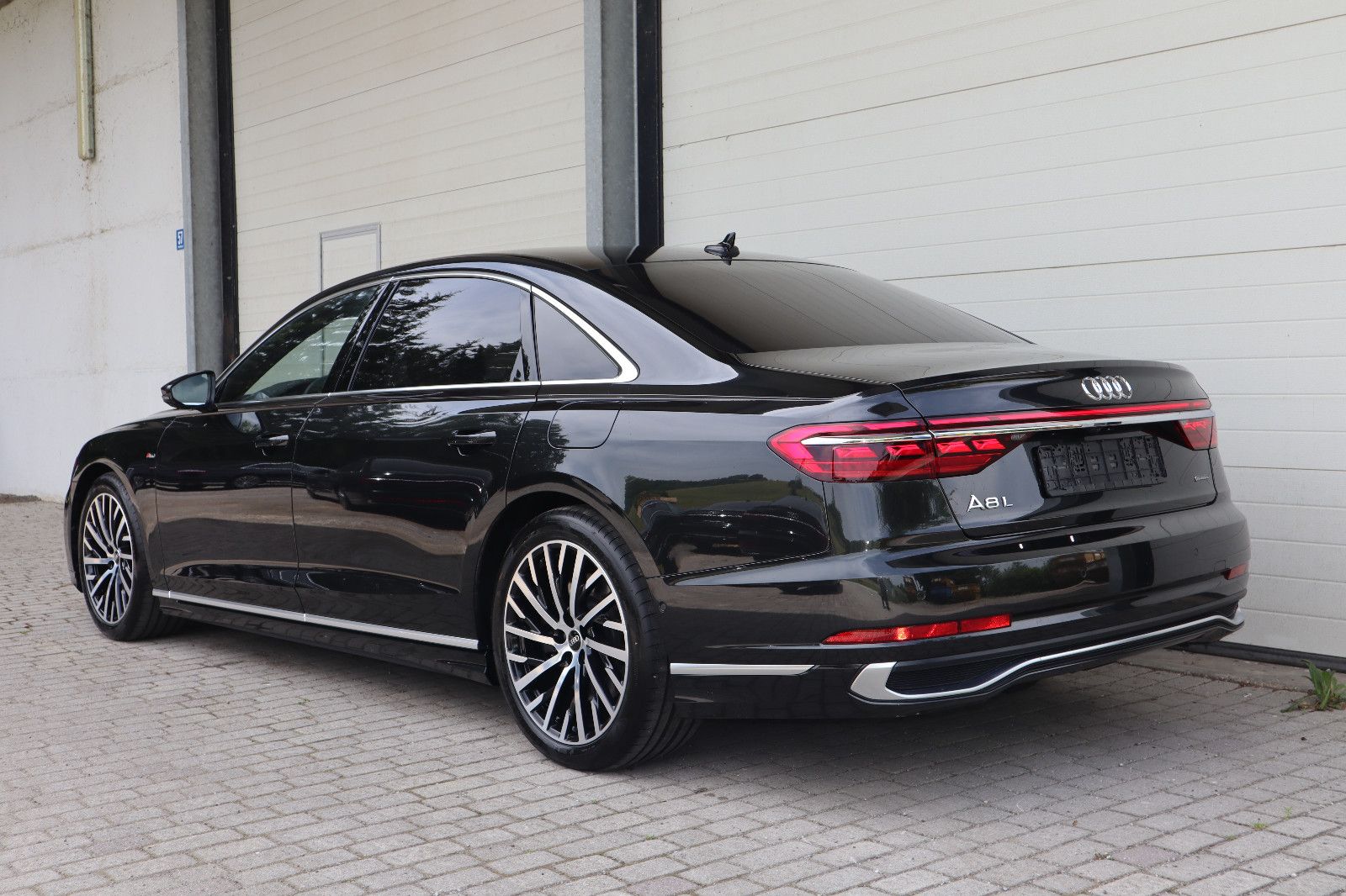 Audi A8L 60 TFSI e lang exclusive S-LINE - Samsaru's Car Outlet