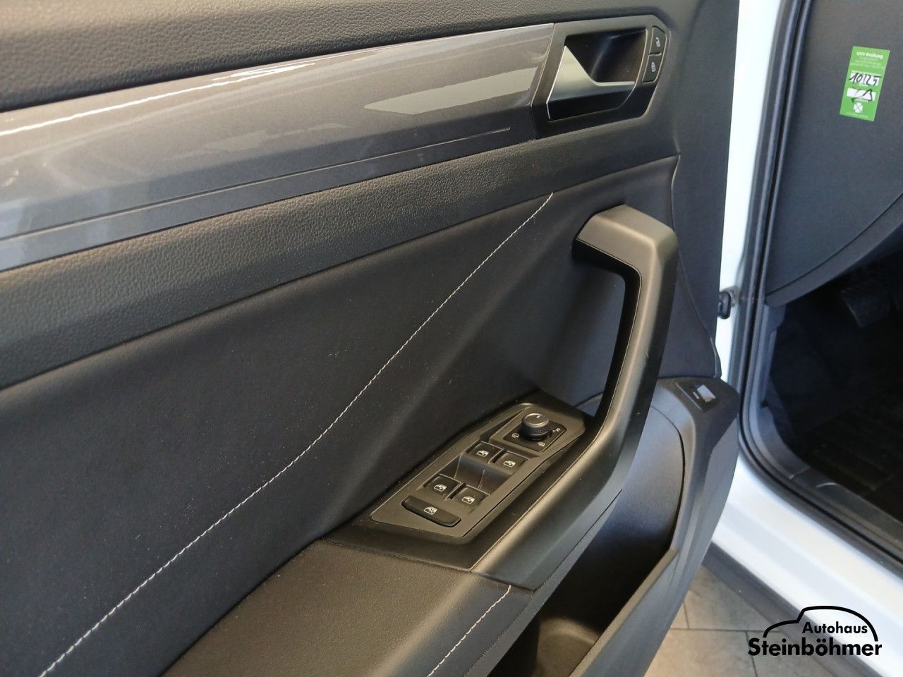 Volkswagen T-Roc Style 1.5TSI DSG Plus - Samsaru's Car Outlet