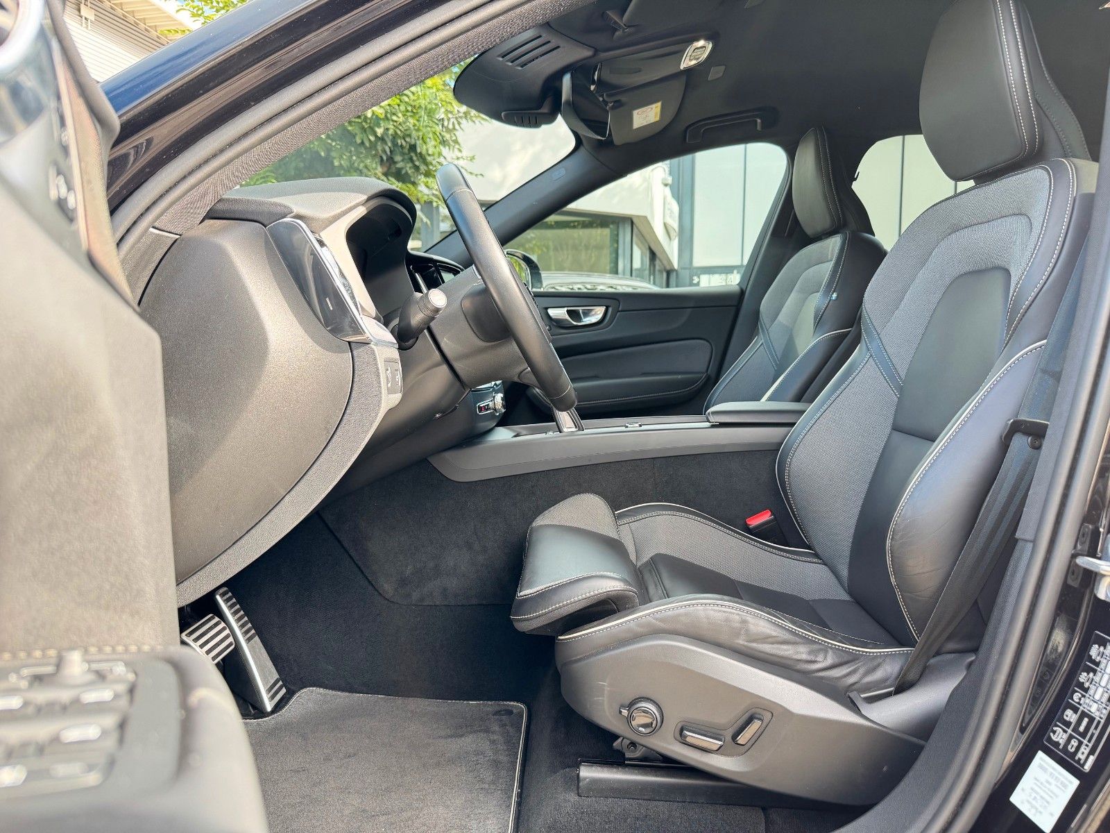 Volvo XC60 B5 D AWD R-DESIGN - Samsaru's Car Outlet