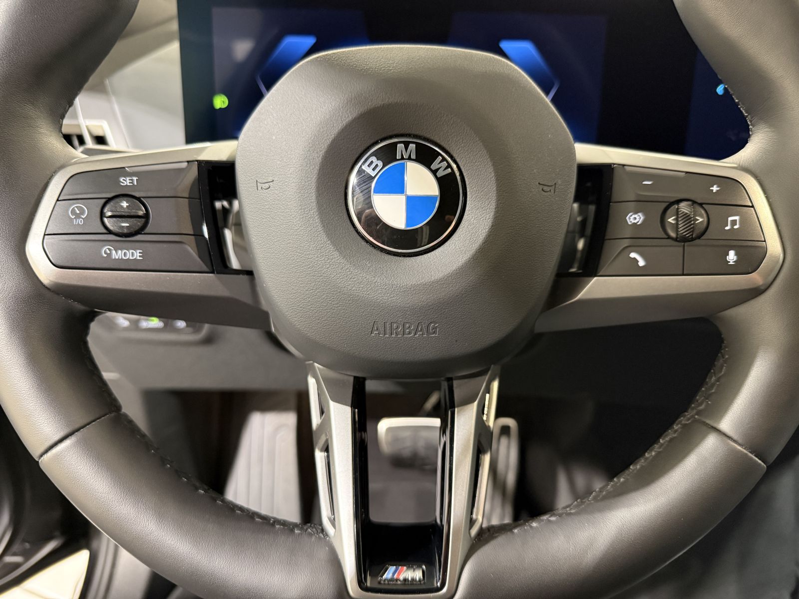 BMW iX xDrive60 M Sportpaket AHK Luftfeder B&W ACC