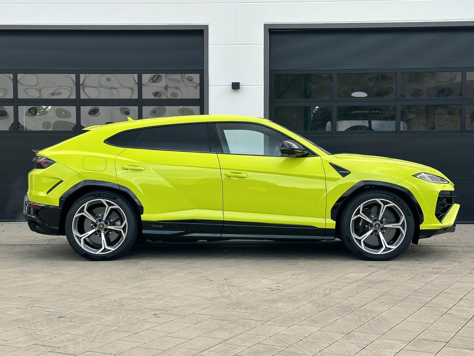 Lamborghini Urus - Samsaru's Car Outlet