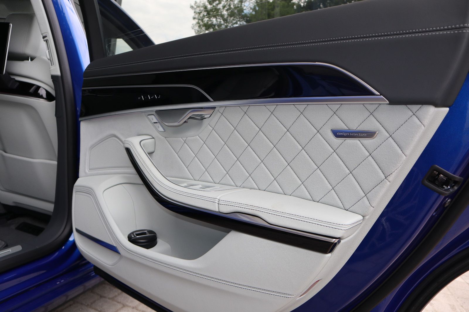 Audi A8L 60 TFSI V8 qu lang exclusive - Samsaru's Car Outlet
