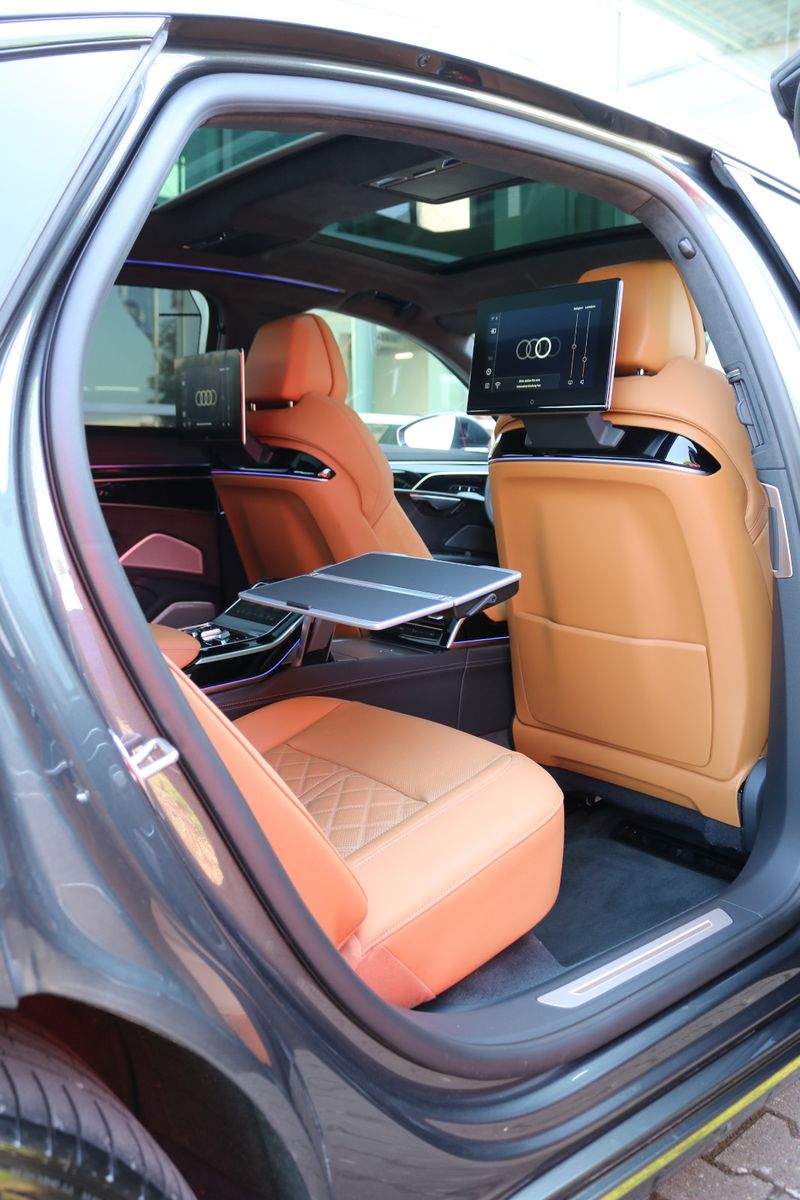 Audi A8 L 60 TFSI e Lang S line - Samsaru's Car Outlet
