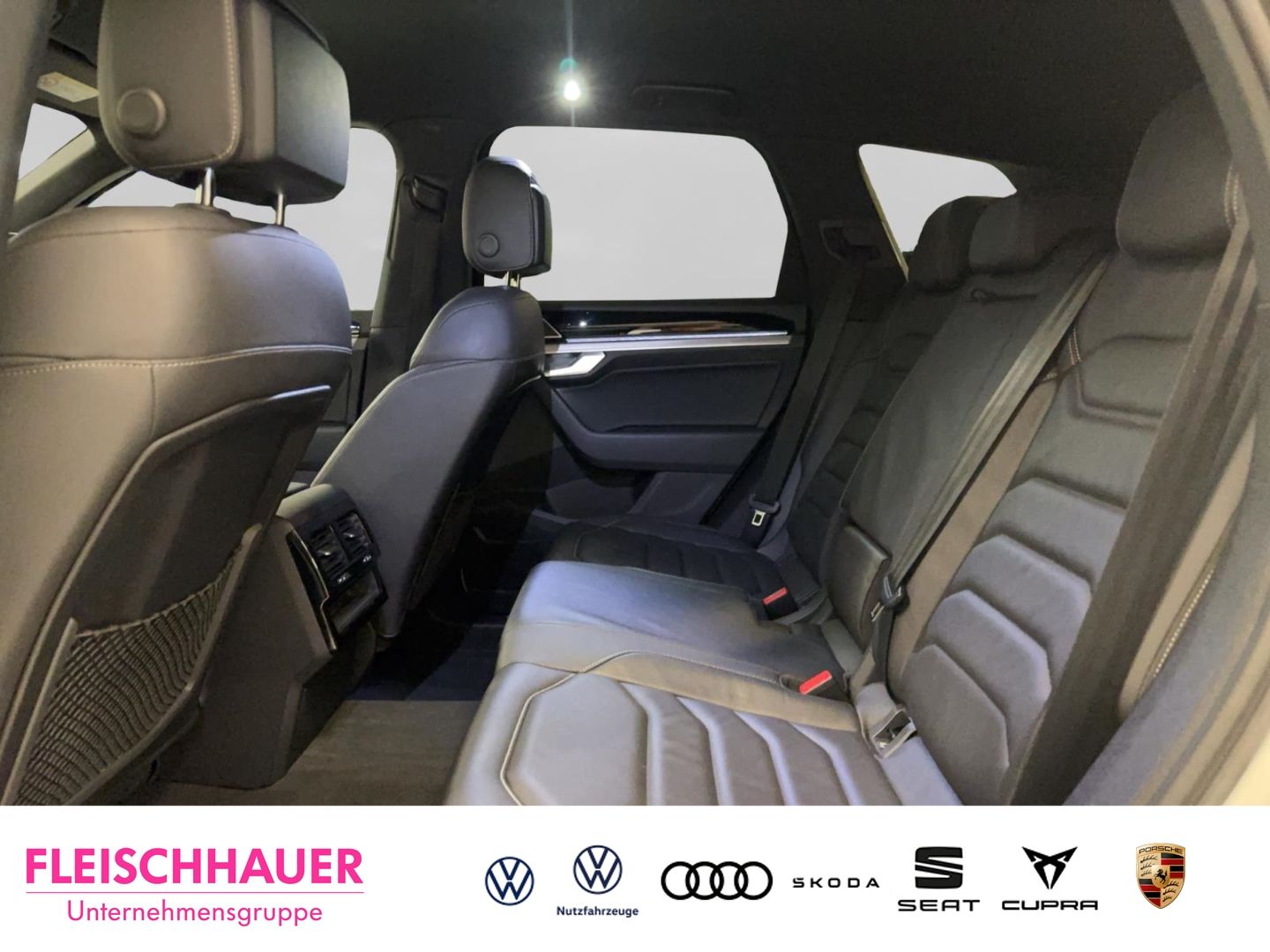 Volkswagen Touareg 3.0 TDI V6 4M R-Line - Samsaru's Car Outlet