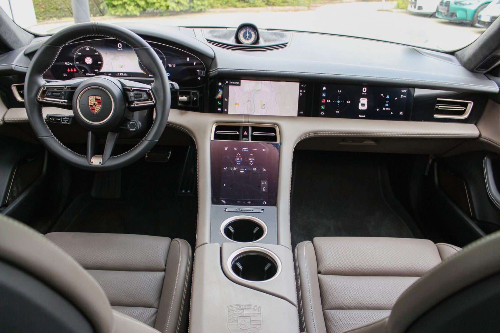 Porsche Taycan Turbo S / ENTERTAINMENT / BEIFAHRER DISP.
