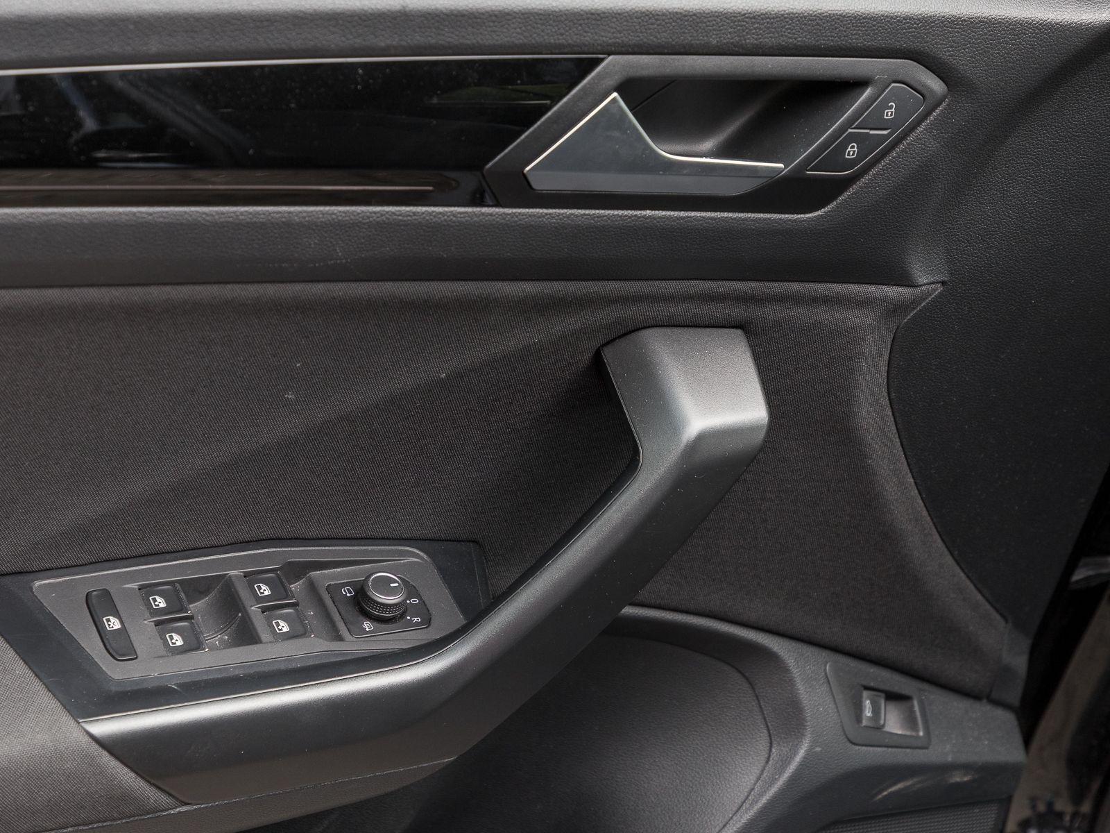 Volkswagen T-Roc 1.5 TSI SPORT BLACK - Samsaru's Car Outlet