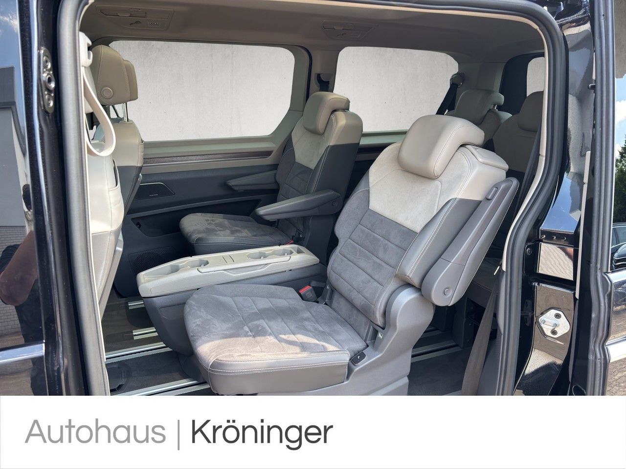 Volkswagen T7 Multivan Style - Samsaru's Car Outlet