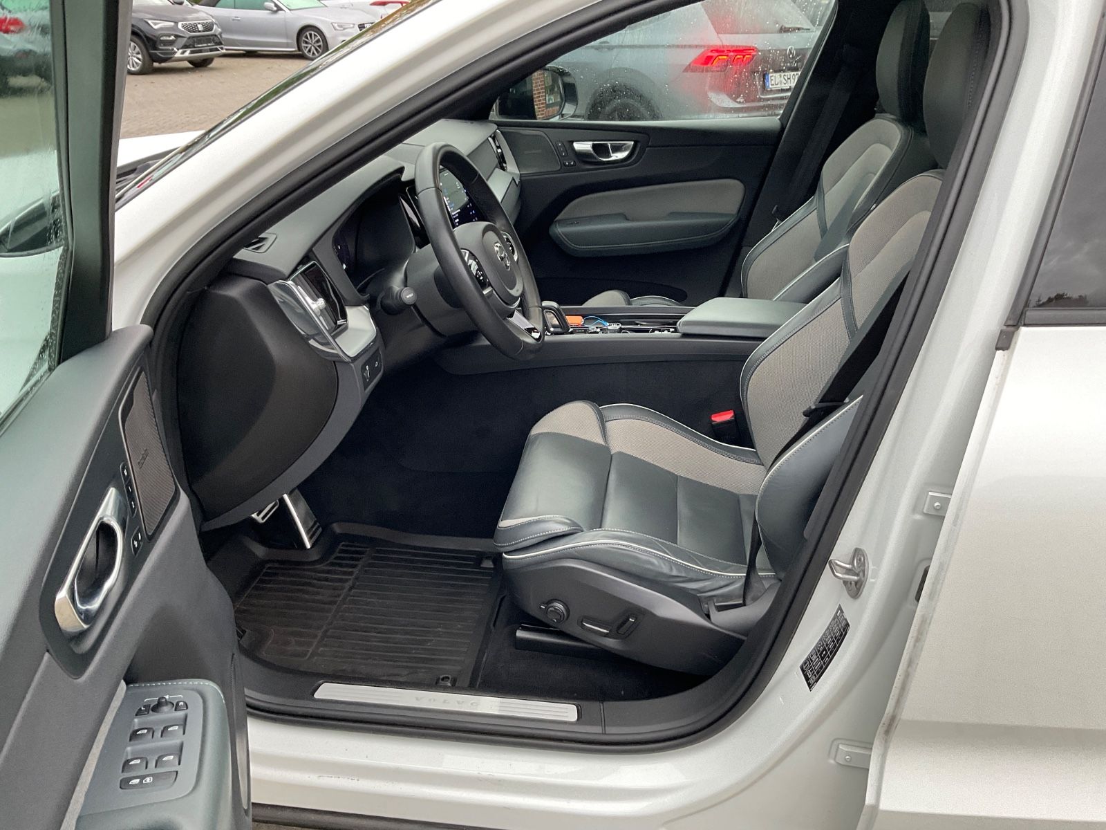 Volvo XC 60 XC60 R Design AWD,AHK,Kamera,Pano,LED