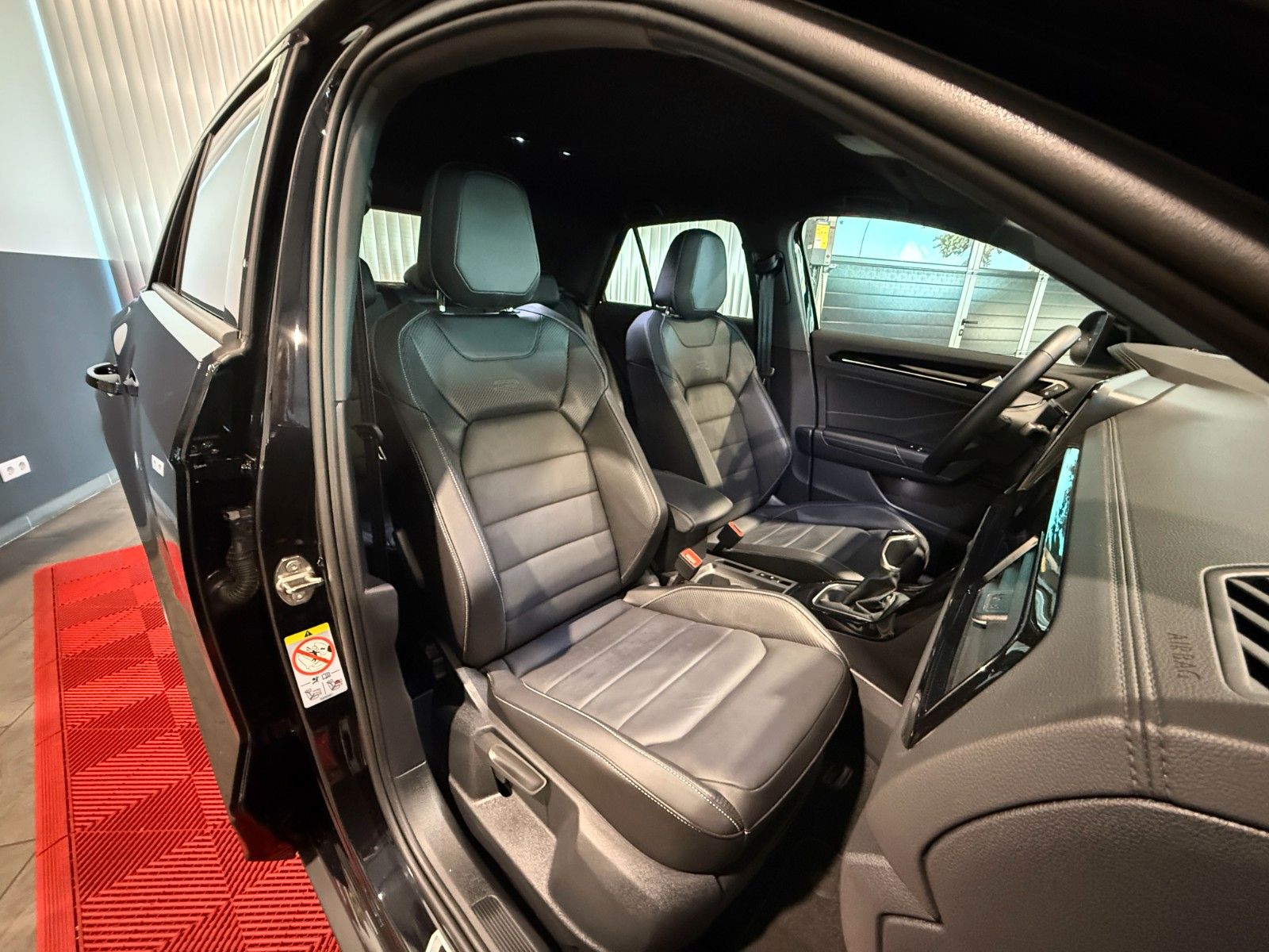 Volkswagen T-Roc R-Line - Samsaru's Car Outlet